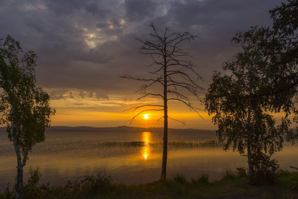 Рассвет над озером
