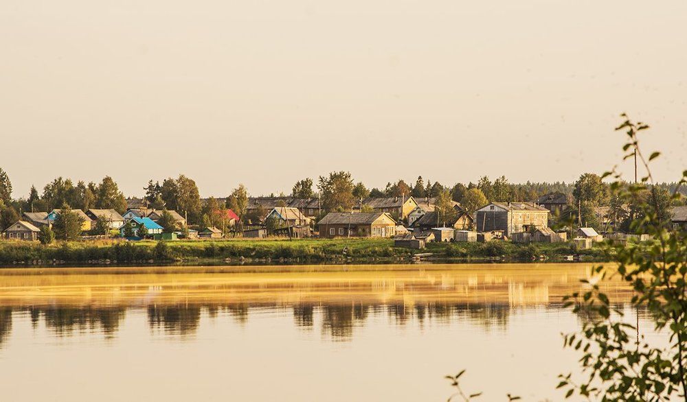 У реки Онега.