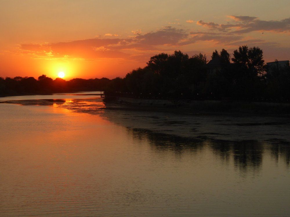 Речка Мёртвый Донец на заходе солнца .