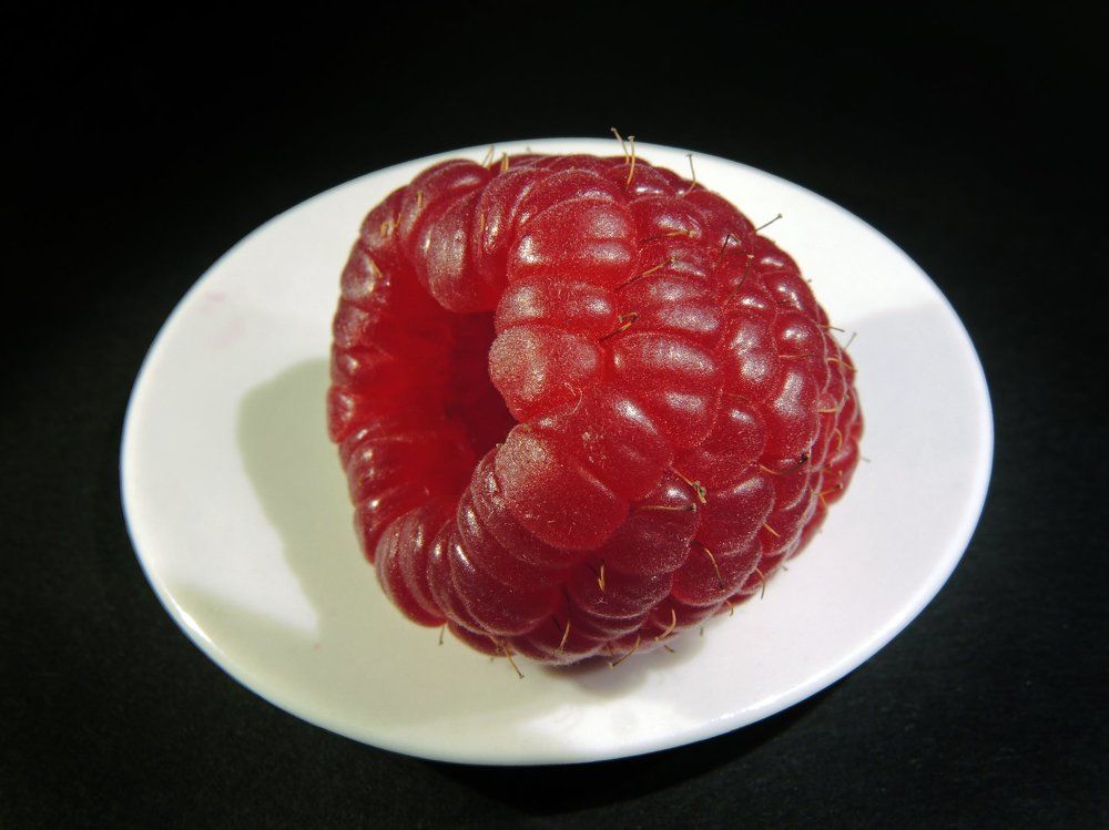 Ягода-Малина на тарелке.