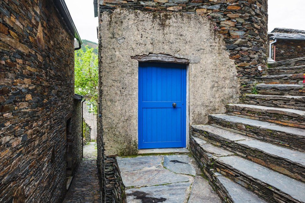 Эта синяя, синяя дверь