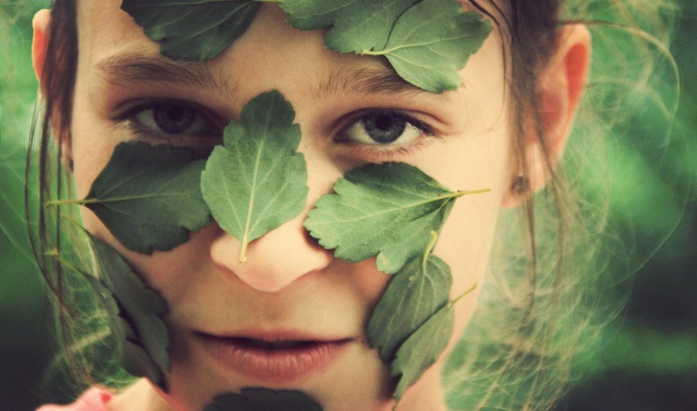 Девочка в листьях.