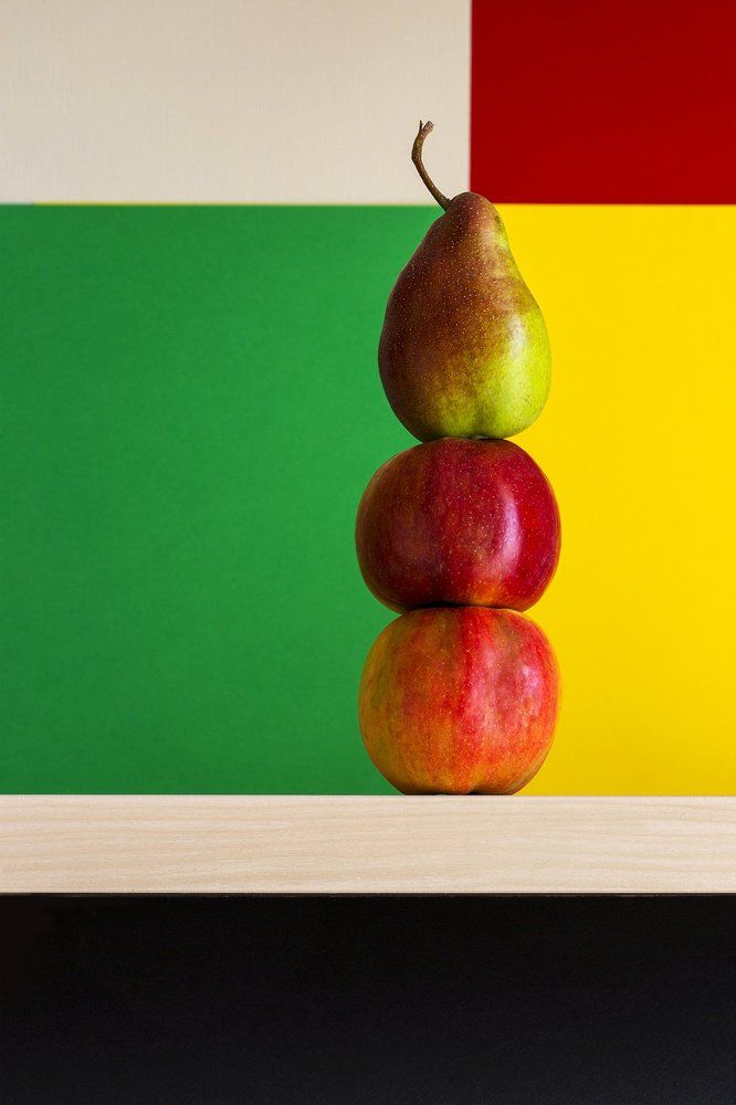Яблоки и груша