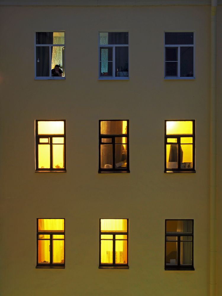 Под соседней крышей...