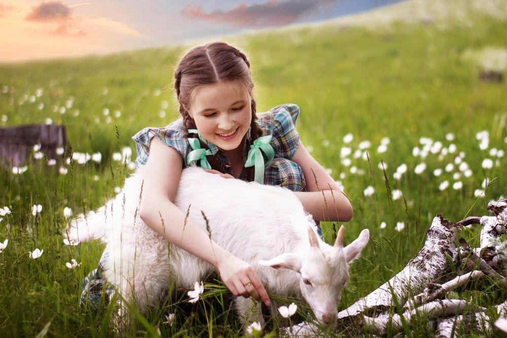 Девочка и козочка