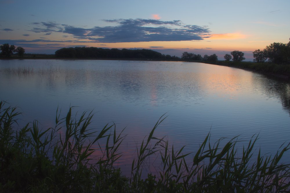 Закат над озером