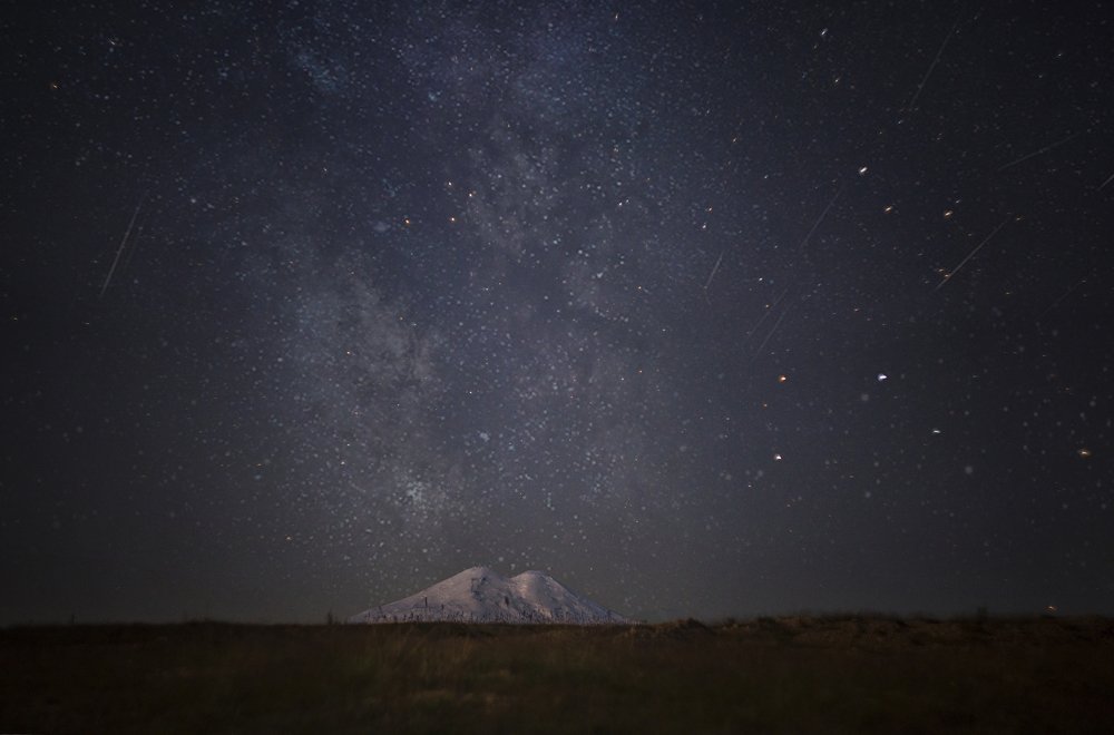 Звездопад над Эльбрусом