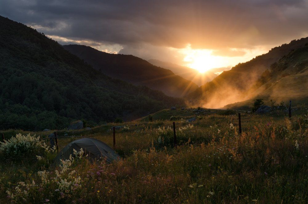 Закат в кемпинге в горах Грузии