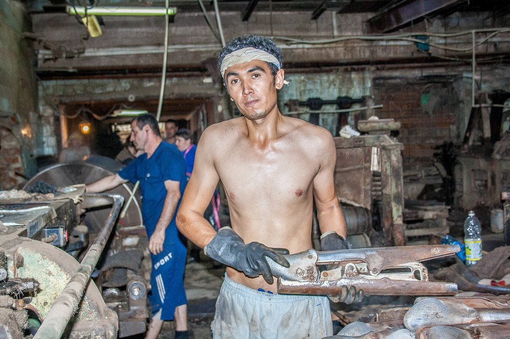 На производстве валяной обуви