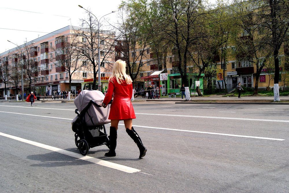 Мама на прогулке.