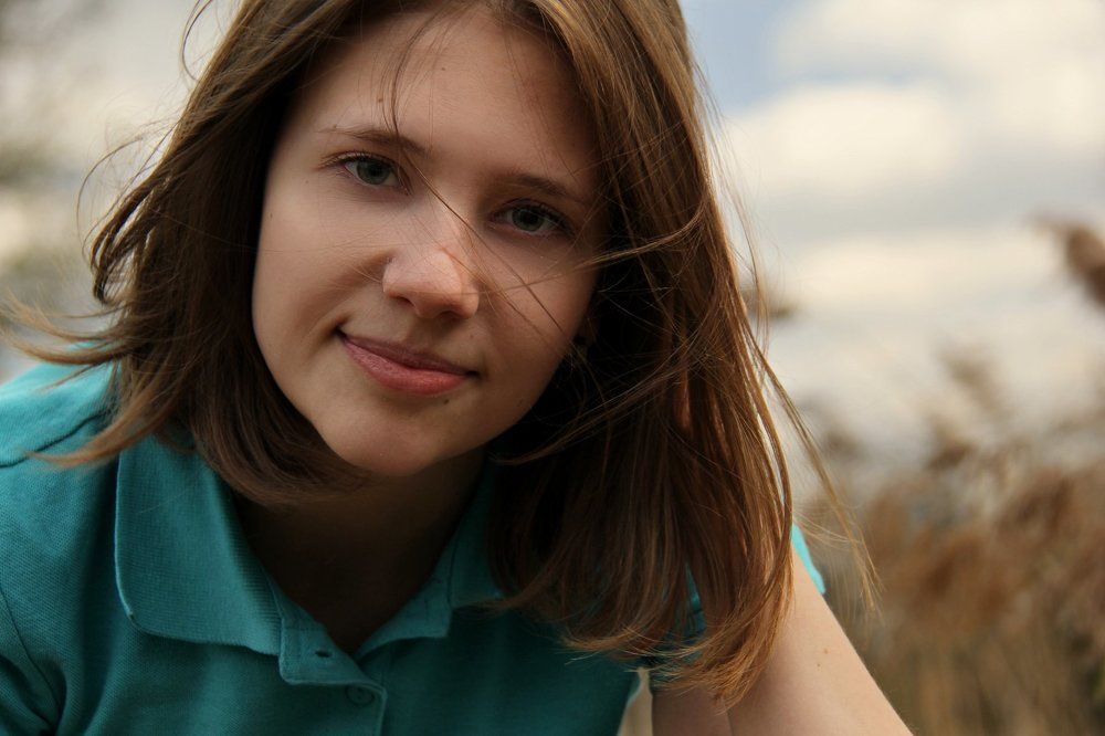 Напротив Вероники