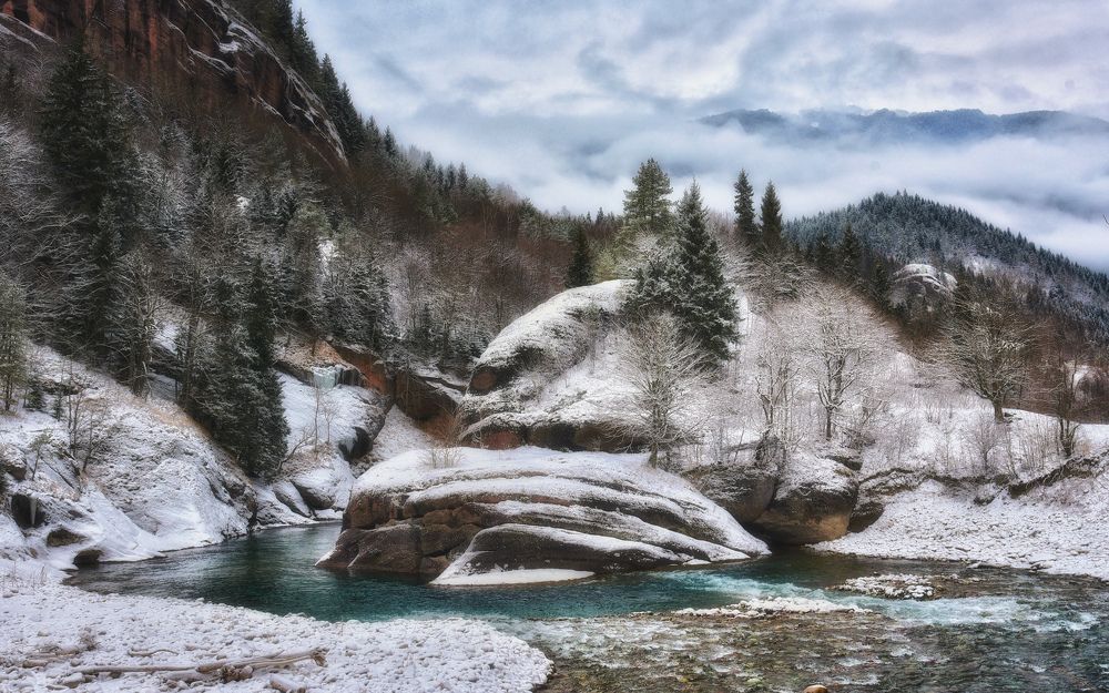 У заветных скал...