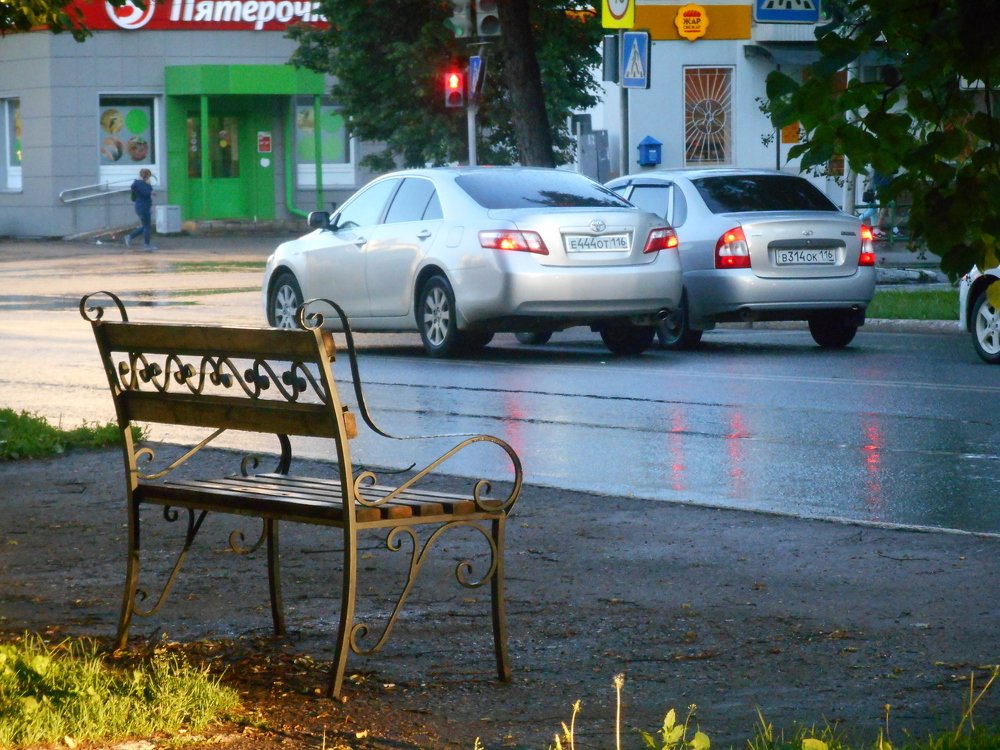 После дождя на остановке