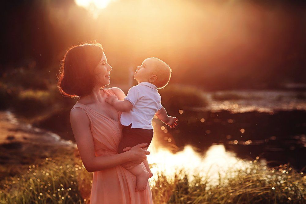 В маминых объятиях