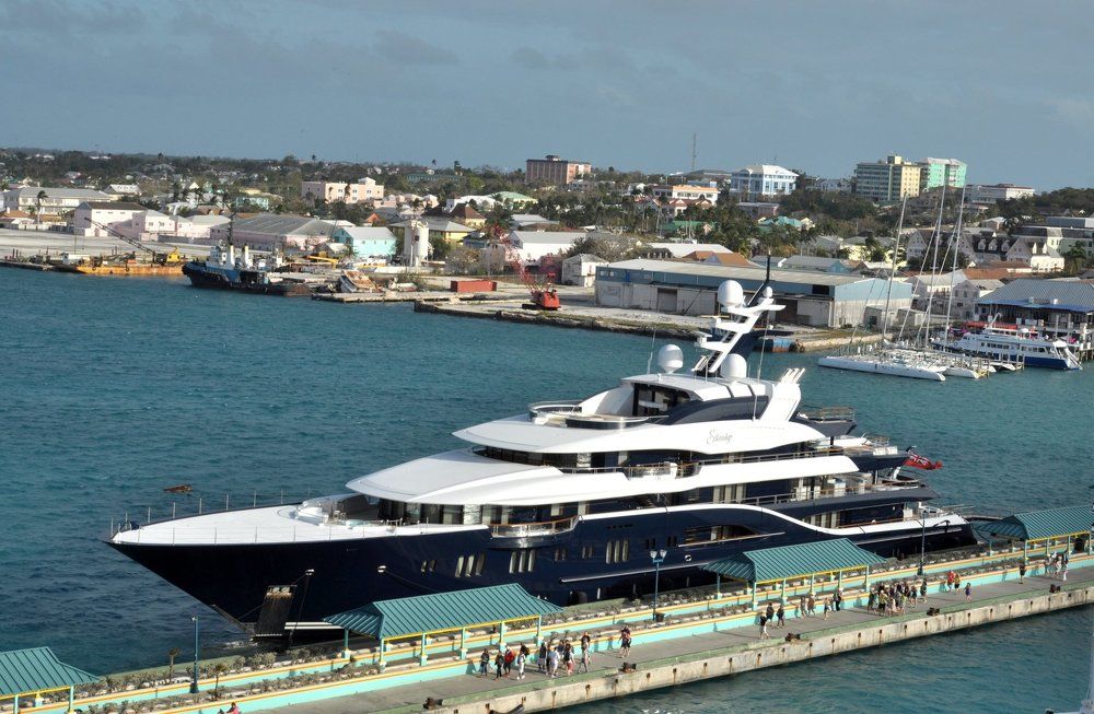 Яхта на Багамских островах