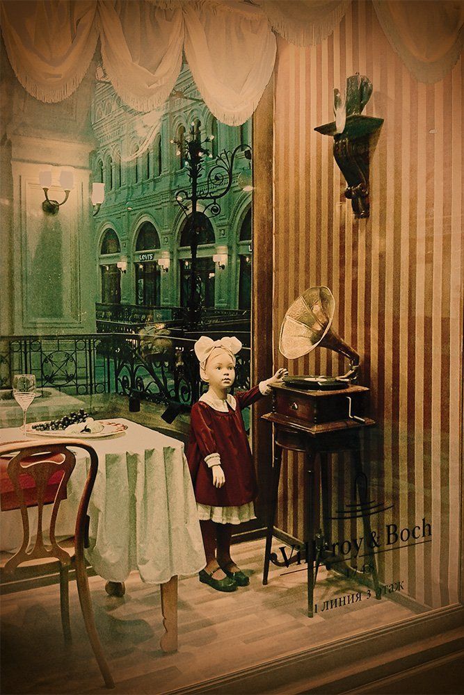 Картинки из прошлой жизни /витрина ГУМА/.