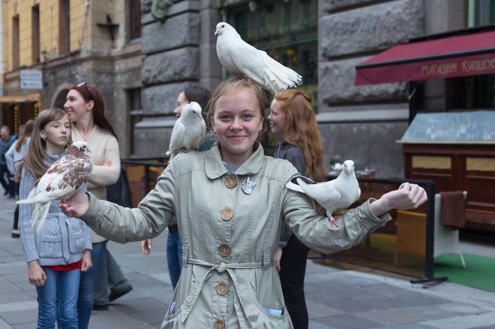 Девочка и голуби.