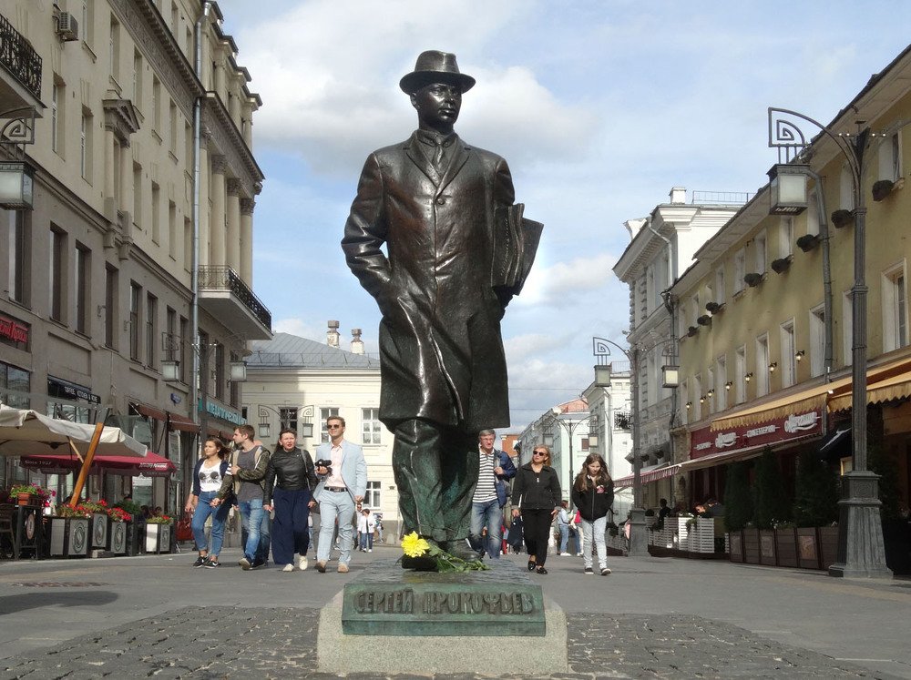 Он всегда шагает по Москве