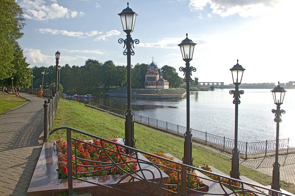 набережная в Угличе...