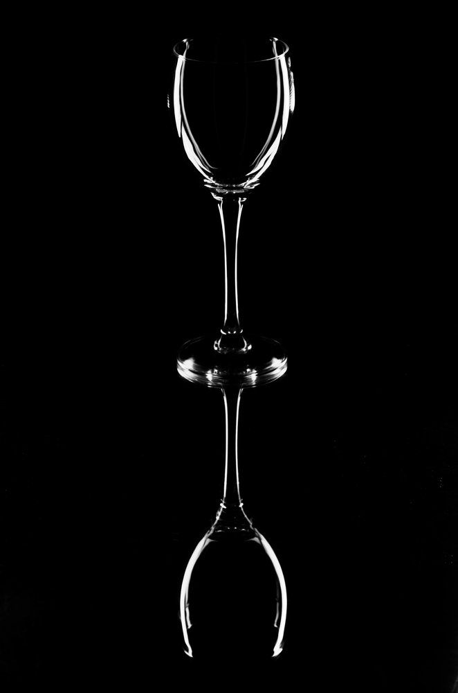 Бокал на зеркале