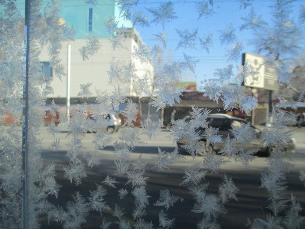 Кружевные снежинки на стекле.