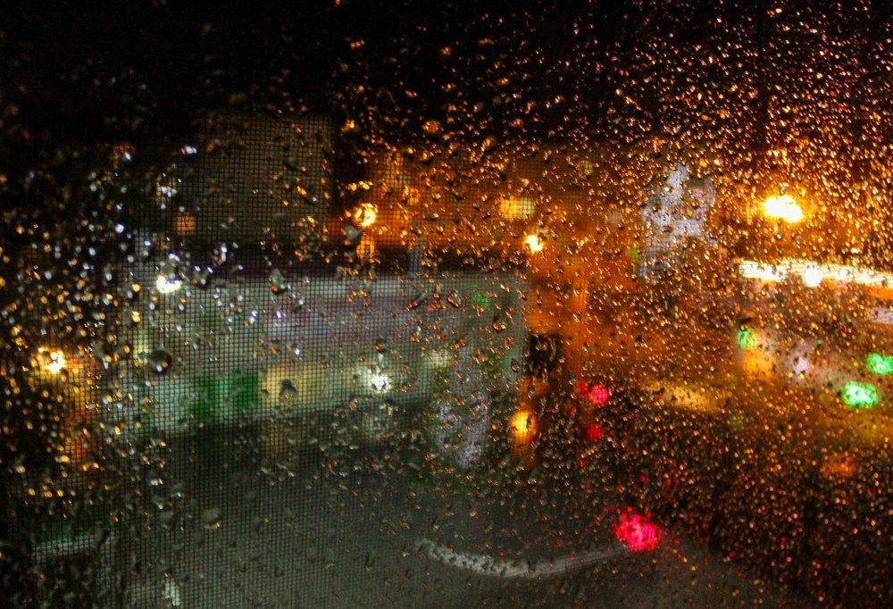Дождь и огни за окном