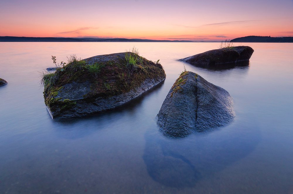 Огромный валуны на озере Таватуй