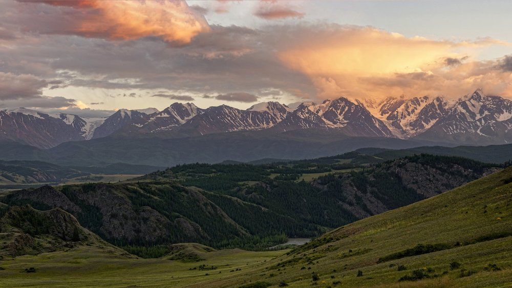 Северо-Чуйский хребет на закате дня