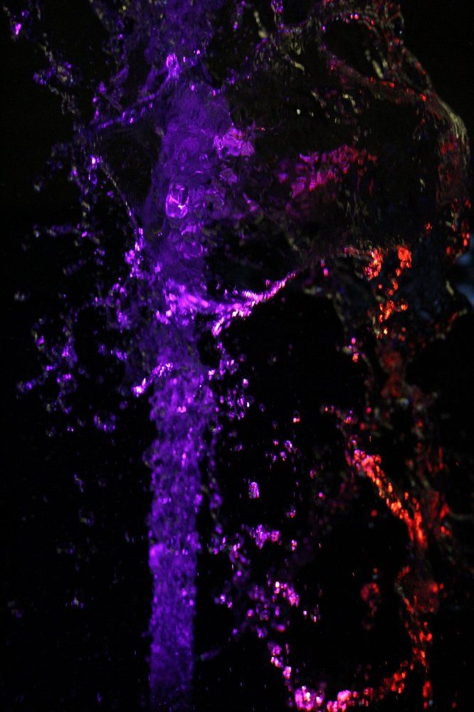 lights color on water fountain
