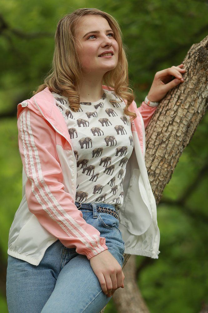 Портрет девушки в лесу