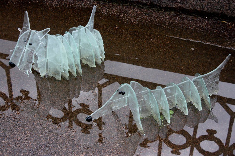 таксы из стекла