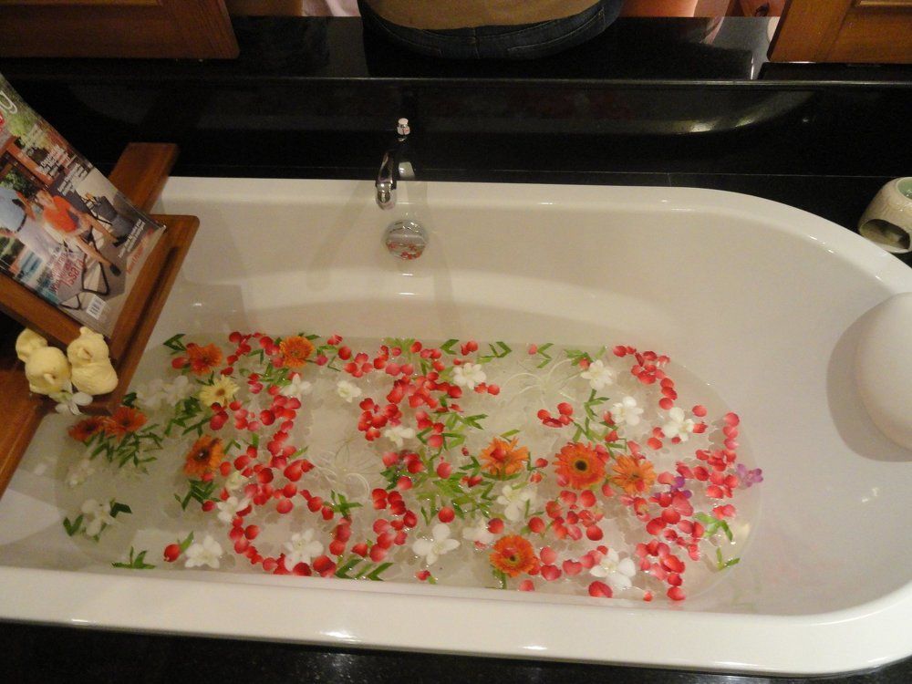 Цветочный натюрморт - лепестками по воде...