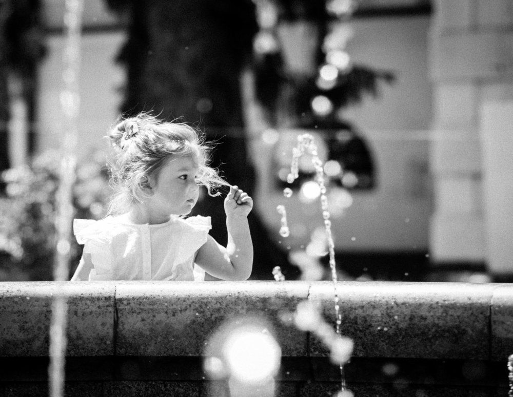 девочка у фонтана