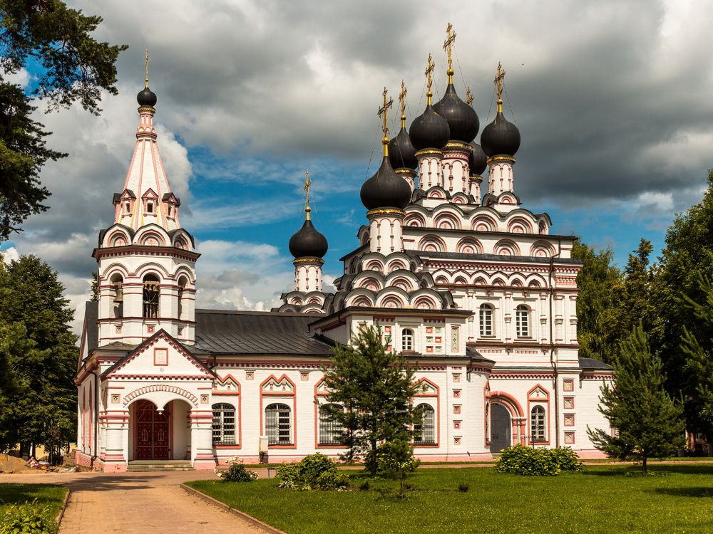Главный храм Александро-Невского монастыря