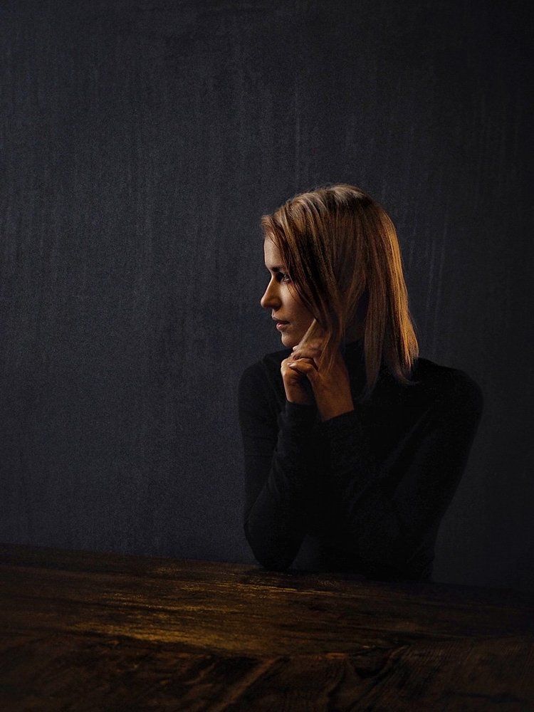 Блеск потускнел… Огонь погас…  Обидно… Но не в первый раз…  В душе внезапно стало пусто…  Всё просто! Так уходят чувства…