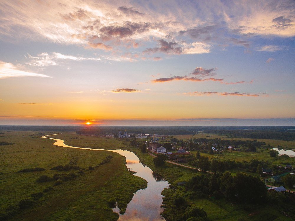На дроне над рекой