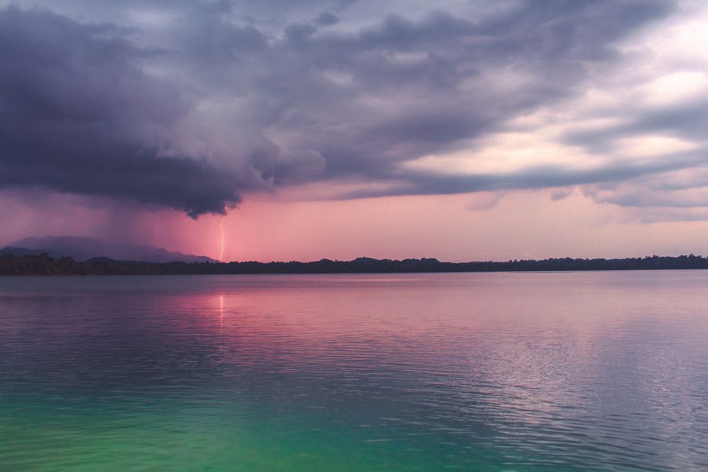 Rayo en el espejo del cielo