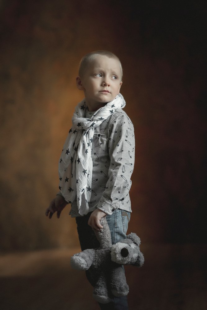 Портрет грустного мальчика с медвежонком