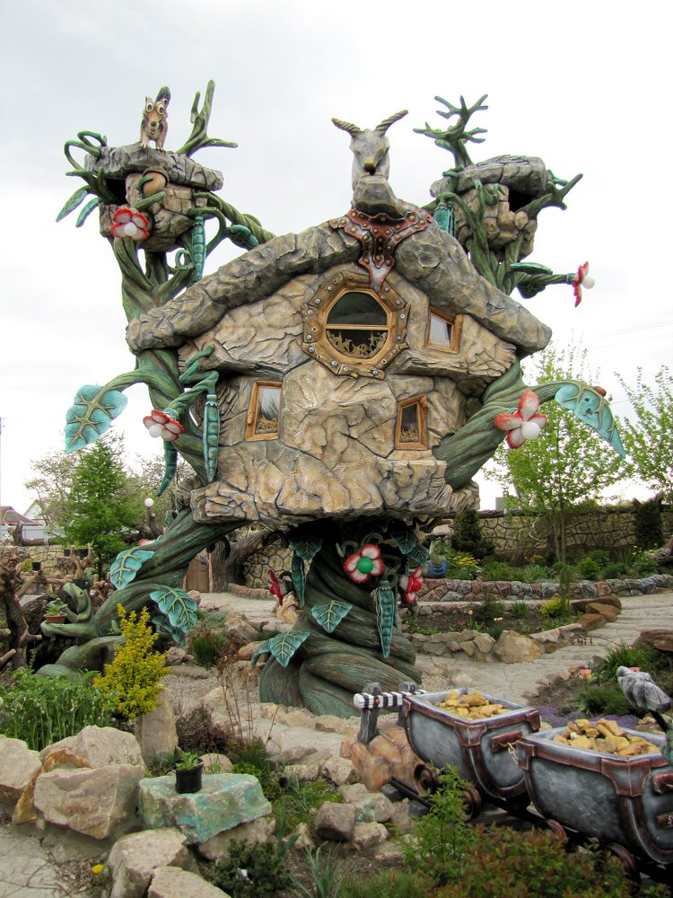 Избушка, созданная по мотивам сказки «Джек и бобовое зернышко».