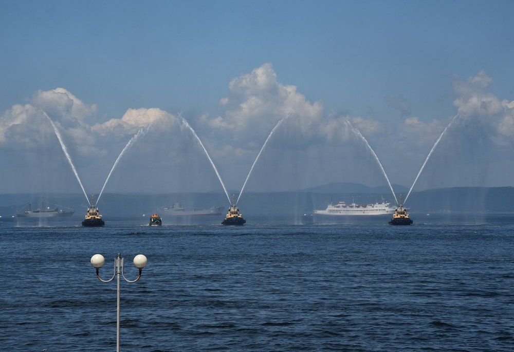 Трио на море.