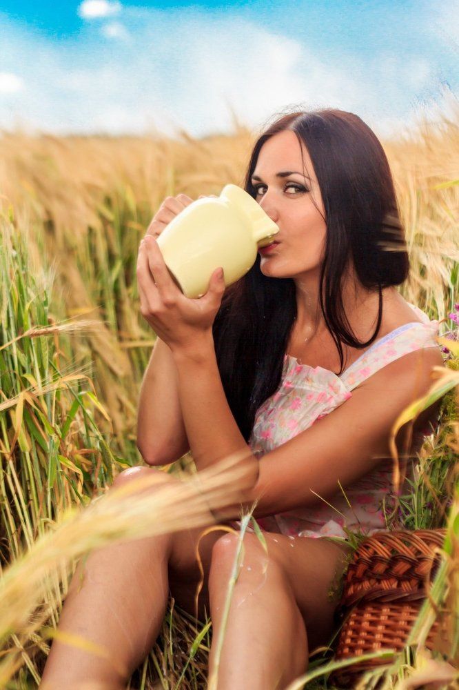 Девушка и Молоко.