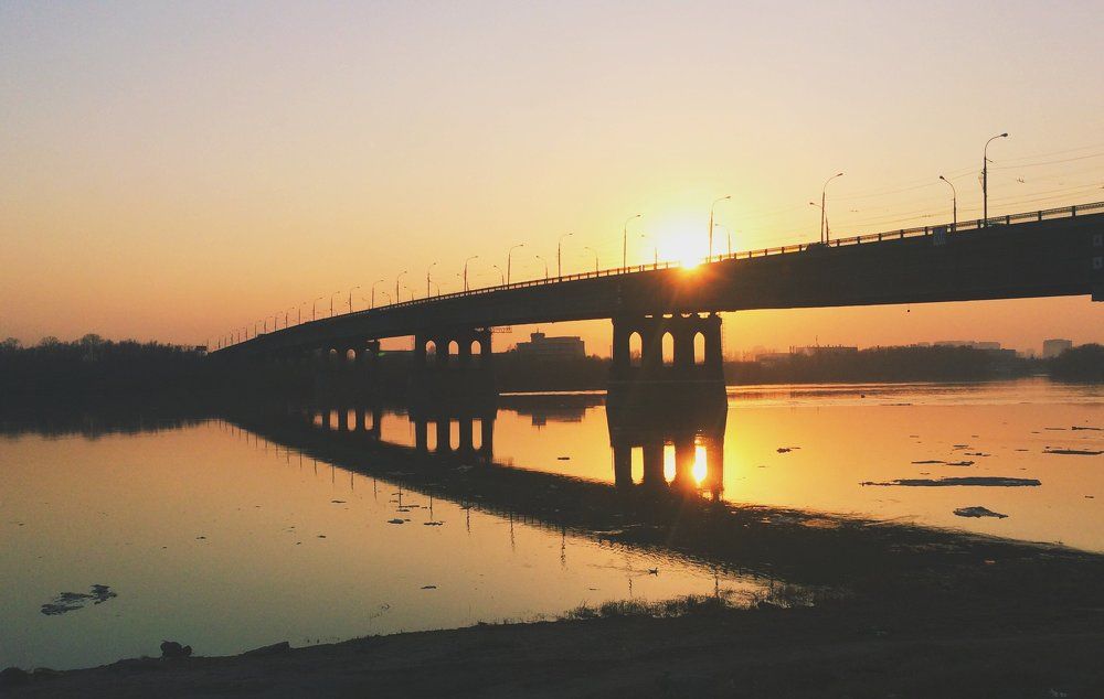 The color of sunset and the bridge