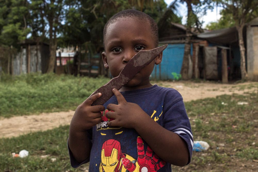 El y su Pistola de Madera