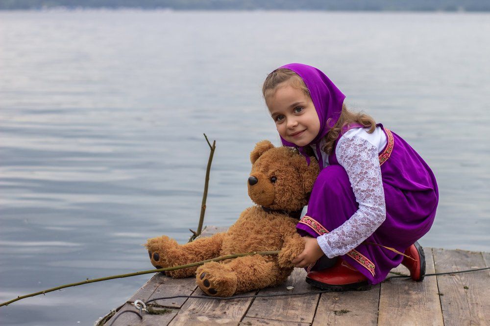 Маша и медведь на рыбалке.