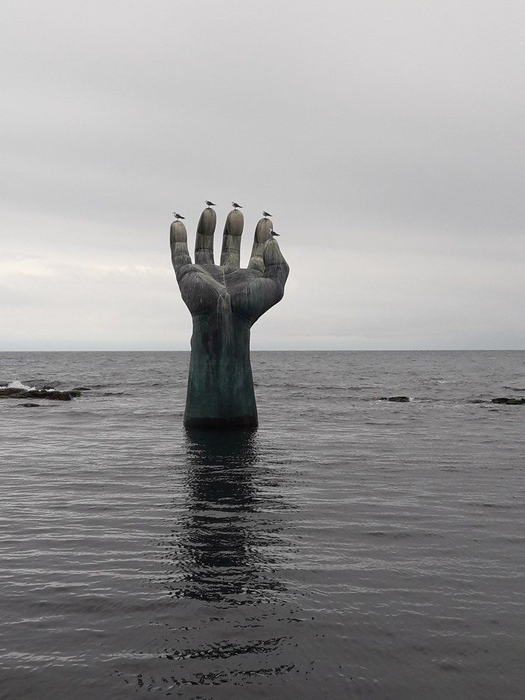 Рука в море