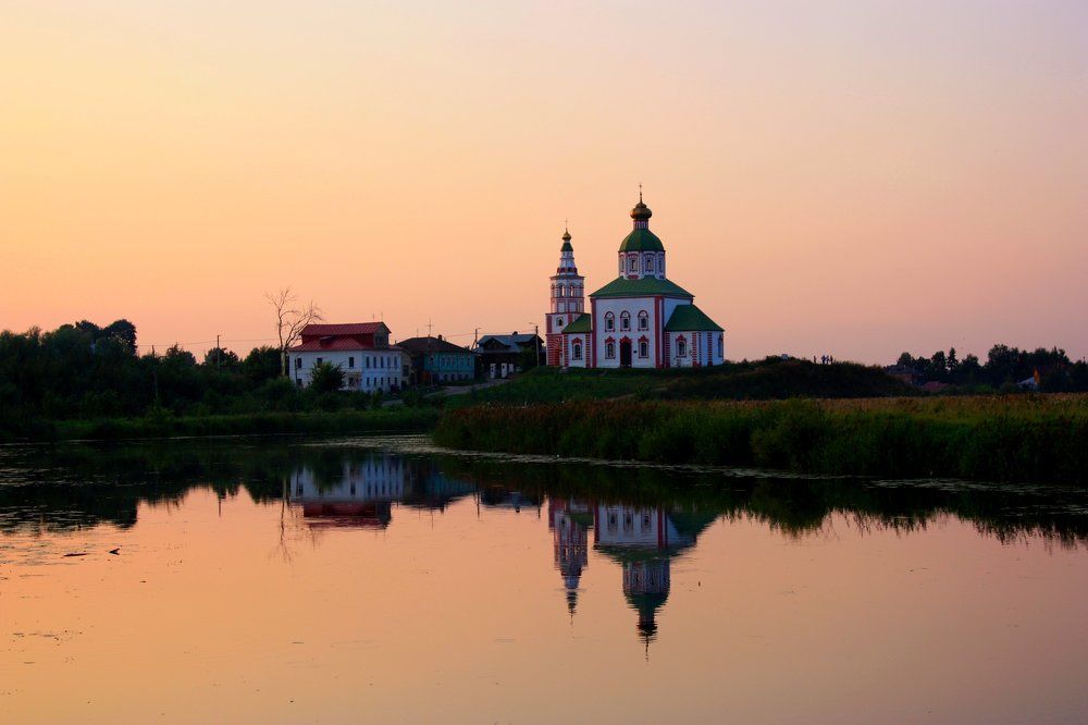 Закатный свет на речке Каменке в Суздале