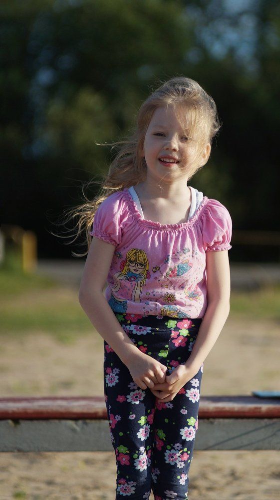 девочка у воды