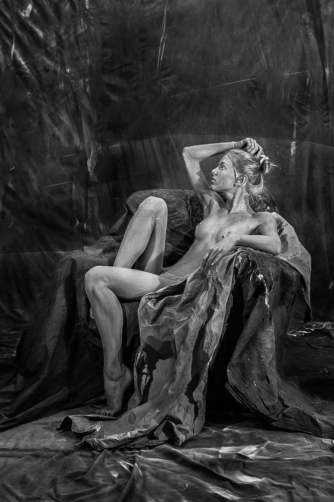 Дева в черно-белом