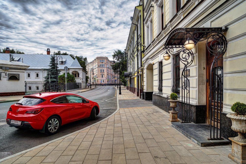 Красный автомобиль