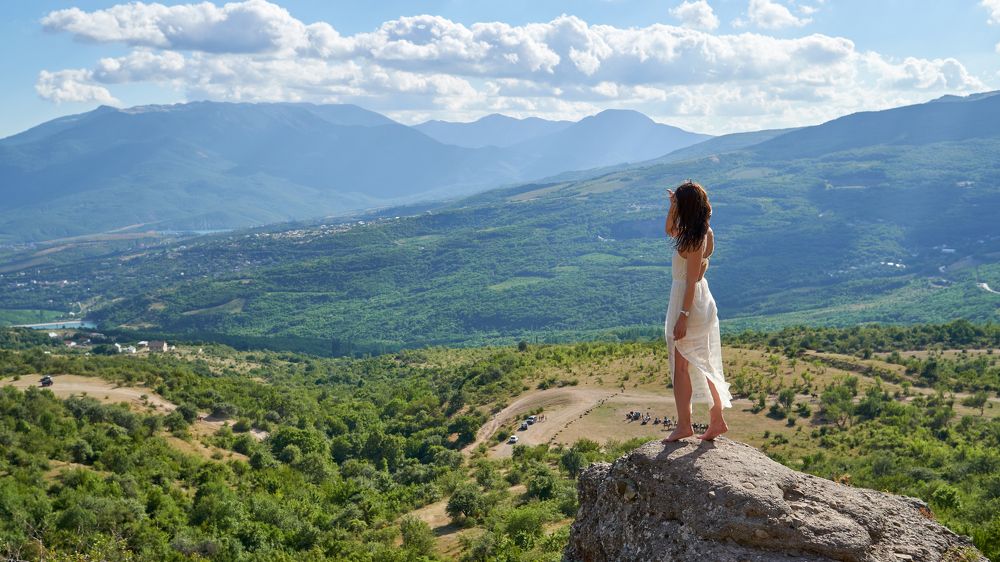 В белом летнем платье.